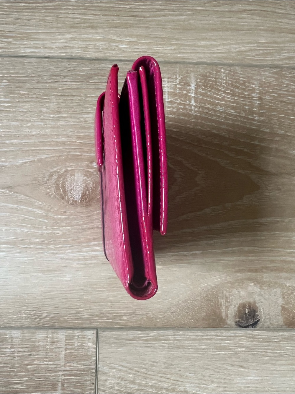 GUCCI Magenta Patent Micro Guccissima Compact Wallet - Picture 5 of 12